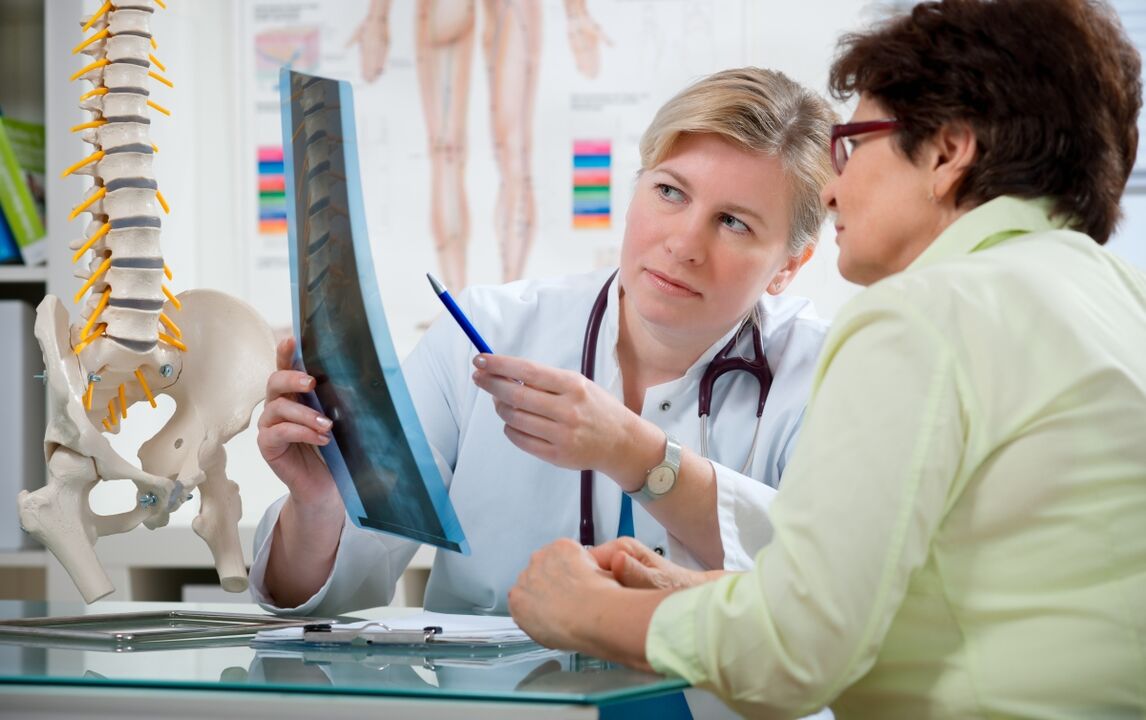 médico dá recomendações para osteocondrose cervical